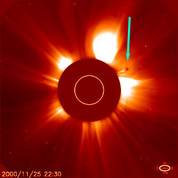 25.11.2000  22:30 ... a t�hne se jako ohon za odl�taj�c� hmotou.